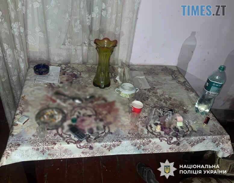 стіл у квартирі де сталася різанина