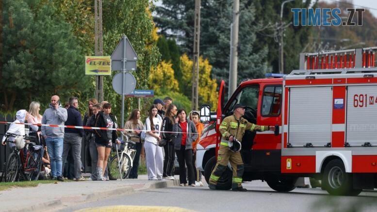 пожежна машина, люди що стоять за огороджувальною стрічкою біля школи у Польщі, де сталася різанина