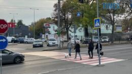 перехід доукомплектували світлофором для пішоходів
