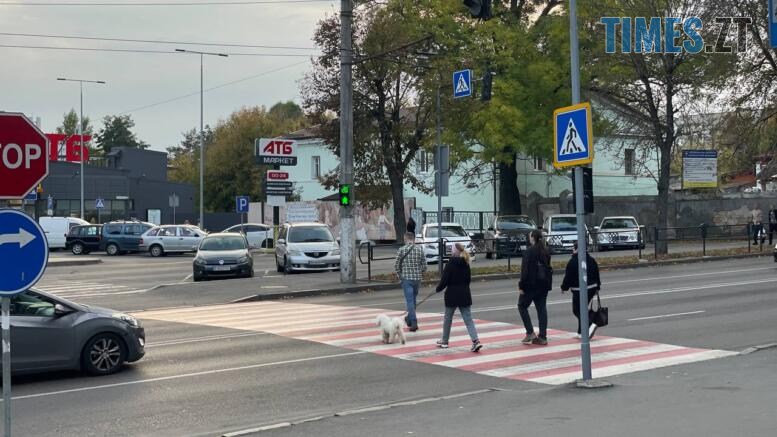 перехід доукомплектували світлофором для пішоходів
