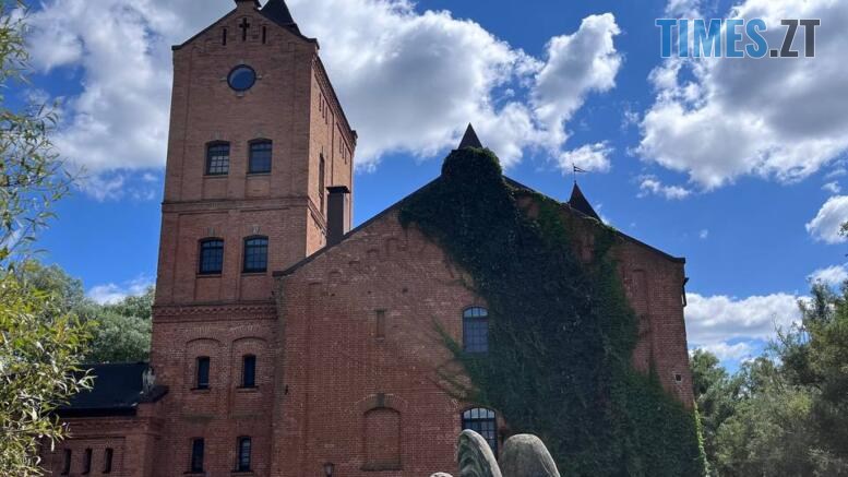 на місці замку ще 19 років тому були руїни
