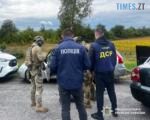 правоохоронці біля автомобіля який переправляв військовозобов'язаних за кордон