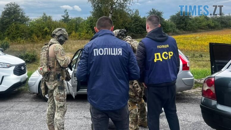 правоохоронці біля автомобіля який переправляв військовозобов'язаних за кордон