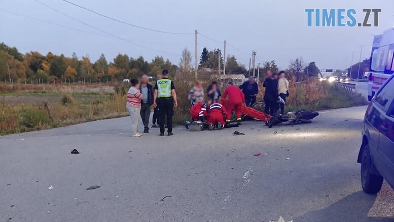 медики надають допомогу постраждалому у ДТП мотоциклісту